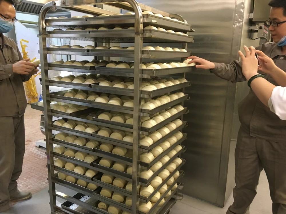 河南食品公司饅頭加工車間，熟食快速冷鮮機效率非常高，每10分鐘左右處理一次。