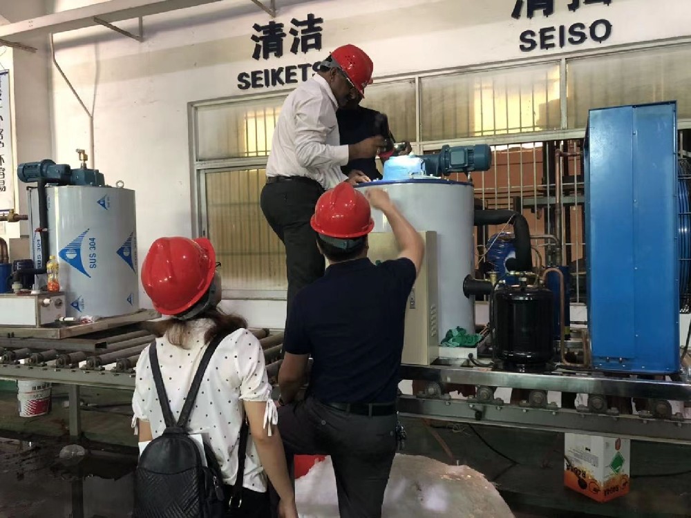 阿根廷客戶到訪，并實(shí)地親自操作小型海水制冰機(jī)。