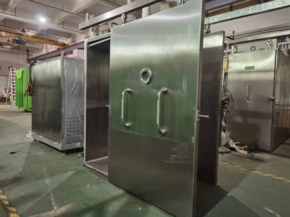 深圳愛斯奧熟食真空冷卻機生產(chǎn)車間，大量熟食快速冷卻機在生產(chǎn)鑄造，一片繁忙景象。