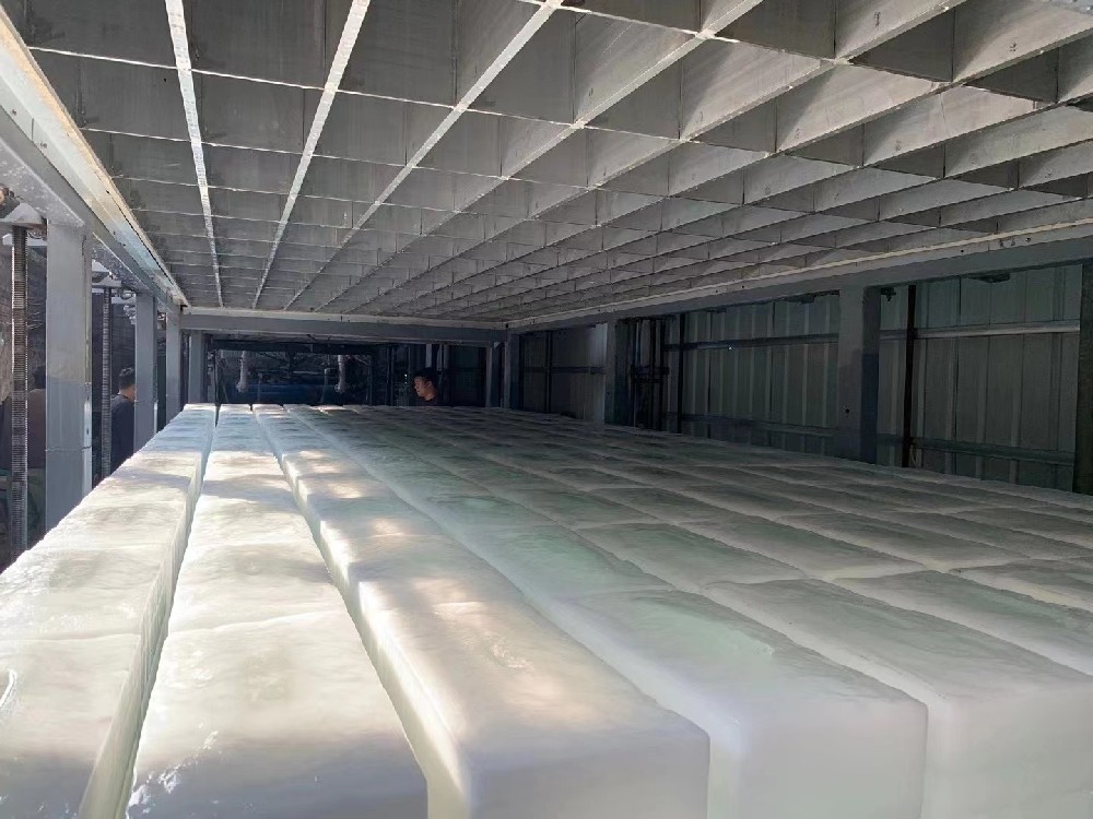 福建賣冰市場，日產(chǎn)量10噸制冰機調(diào)試完成。